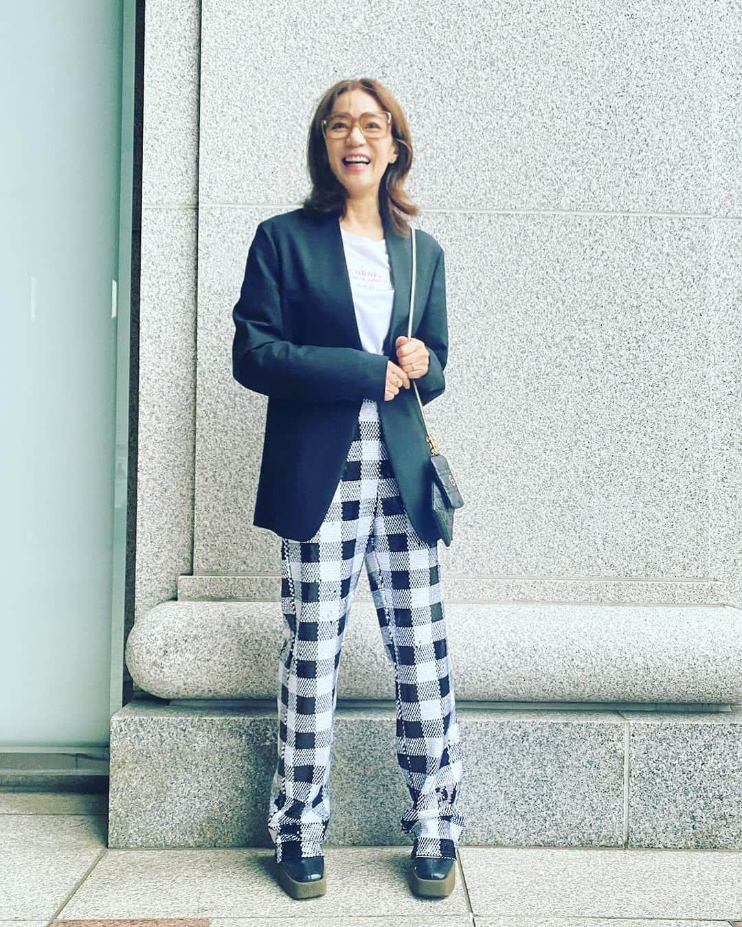 田中杏子のインスタグラム：「なんか楽しそうな、ある日の私服。 Gucci Vaultで見つけた チェックのスパンコールパンツをいかして、 アゲになり過ぎないオーセンティックな ニューコーデに❣️❣️❣️❣️  #私服コーデ」