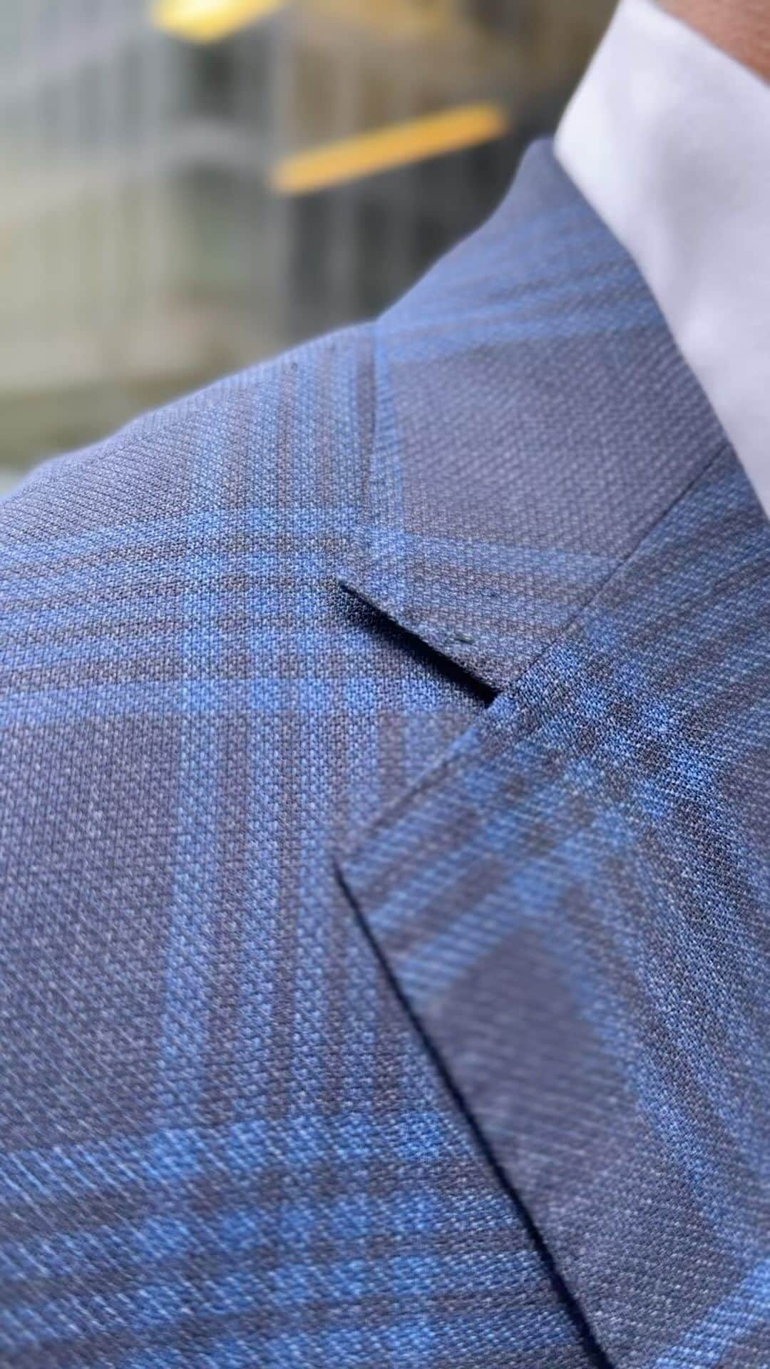 アイクベーハーのインスタグラム：「Hand-stitching at the neck + shoulder + arm hole opening make all the difference in the fit of a suit.   Handmade in Naples, this suit encompasses what it means to combine classic luxury with a modern twist🙌🏻  Jacket: available in-stores & online soon Dress pants: available in-stores & online」