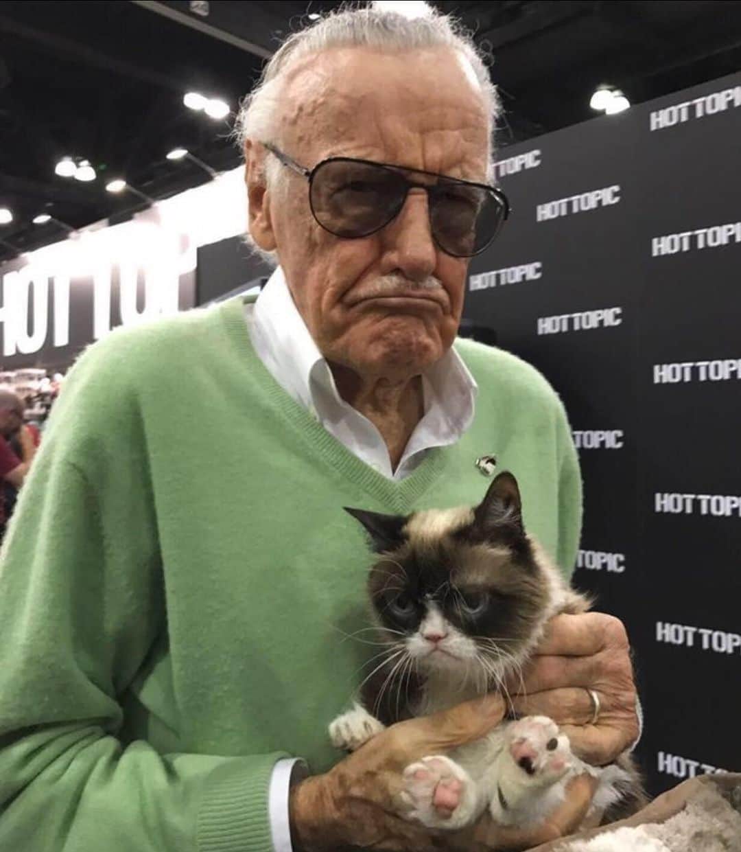 スタン・リーのインスタグラム：「Using #InternationalCatDay as an excuse to re-share one of the greatest photos of all time. #StanLee #GrumpyCat」
