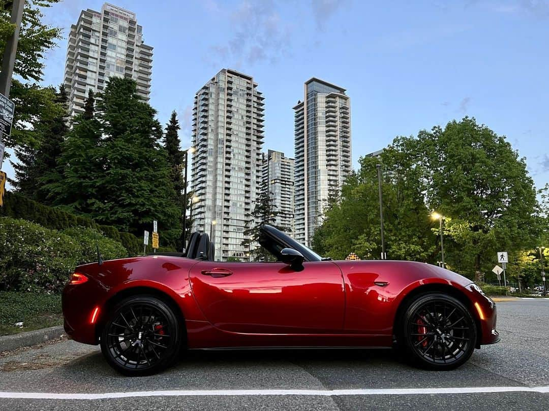 MAZDA Canadaのインスタグラム：「Summer's perfect ride. Share your #MazdaMX5 moments by tagging us @mazdacanada on social for a chance to be featured on our channels! #MX5 #MazdaCanada #MazdaPhotoHub 🔴 La voiture rêvée pour l’été. Partagez vos moments #MazdaMX5 en identifiant @mazdacanada sur les réseaux sociaux et courez la chance d’être mis en vedette sur nos chaînes ! #MX5 #MazdaPhotoCommunauté  📷: @happycar_van」