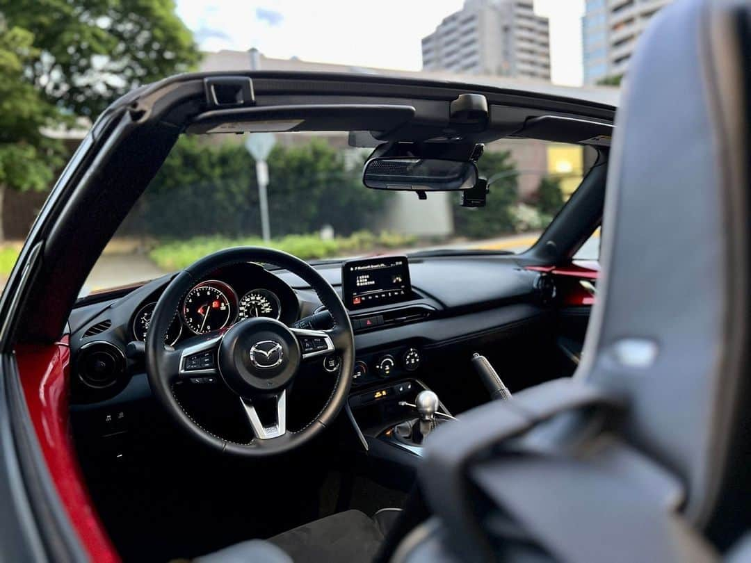 MAZDA Canadaさんのインスタグラム写真 - (MAZDA CanadaInstagram)「Summer's perfect ride. Share your #MazdaMX5 moments by tagging us @mazdacanada on social for a chance to be featured on our channels! #MX5 #MazdaCanada #MazdaPhotoHub 🔴 La voiture rêvée pour l’été. Partagez vos moments #MazdaMX5 en identifiant @mazdacanada sur les réseaux sociaux et courez la chance d’être mis en vedette sur nos chaînes ! #MX5 #MazdaPhotoCommunauté  📷: @happycar_van」8月9日 1時00分 - mazdacanada