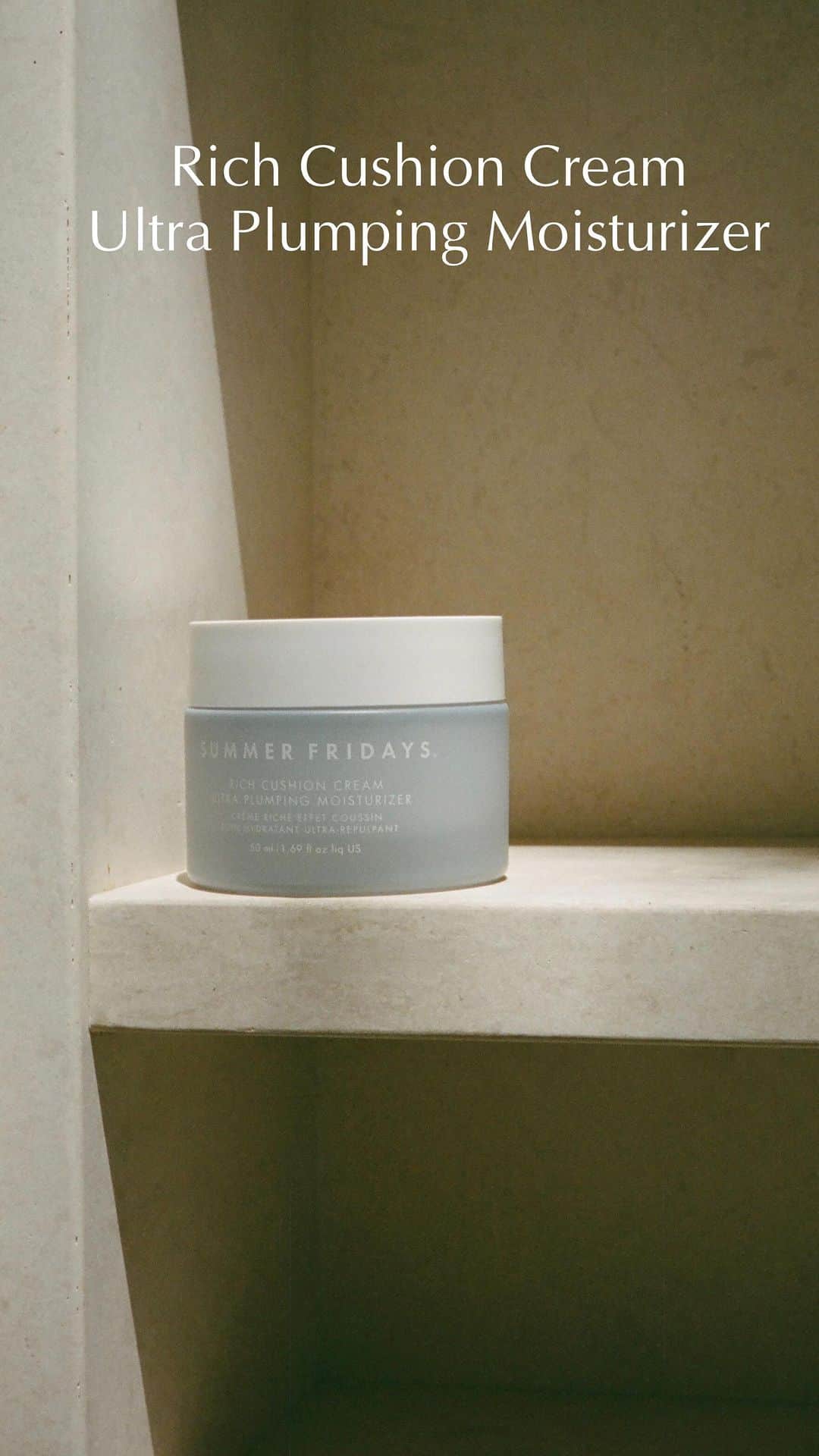 Marianna Hewittのインスタグラム：「@summerfridays Rich Cushion Cream Ultra Plumping Moisturizer is here — wear it in the AM as skin prep before makeup & PM moisturizer   enriched with glycerin, squalane, and hyaluronic acid to deliver long-lasting moisture, and a blend of skin-plumping extracts to help support a healthy moisture barrier.  it’s non-comedogenic, fragrance-free, and has received the @nationaleczema Association Seal of Acceptance   ✨ Deep Moisture Complex – Glycerin, Squalane, and Saccharide Isomerate deliver up to 24 hours of moisture. ✨ Plumping Complex – Hyaluronic Acid, Watermelon Rind, Lentil Fruit, and Apple Skin help to plump the look of fine lines. ✨ Barrier Complex – Technology derived from coastal creates a “second skin” to help increase moisture retention.  Available now at @sephora」