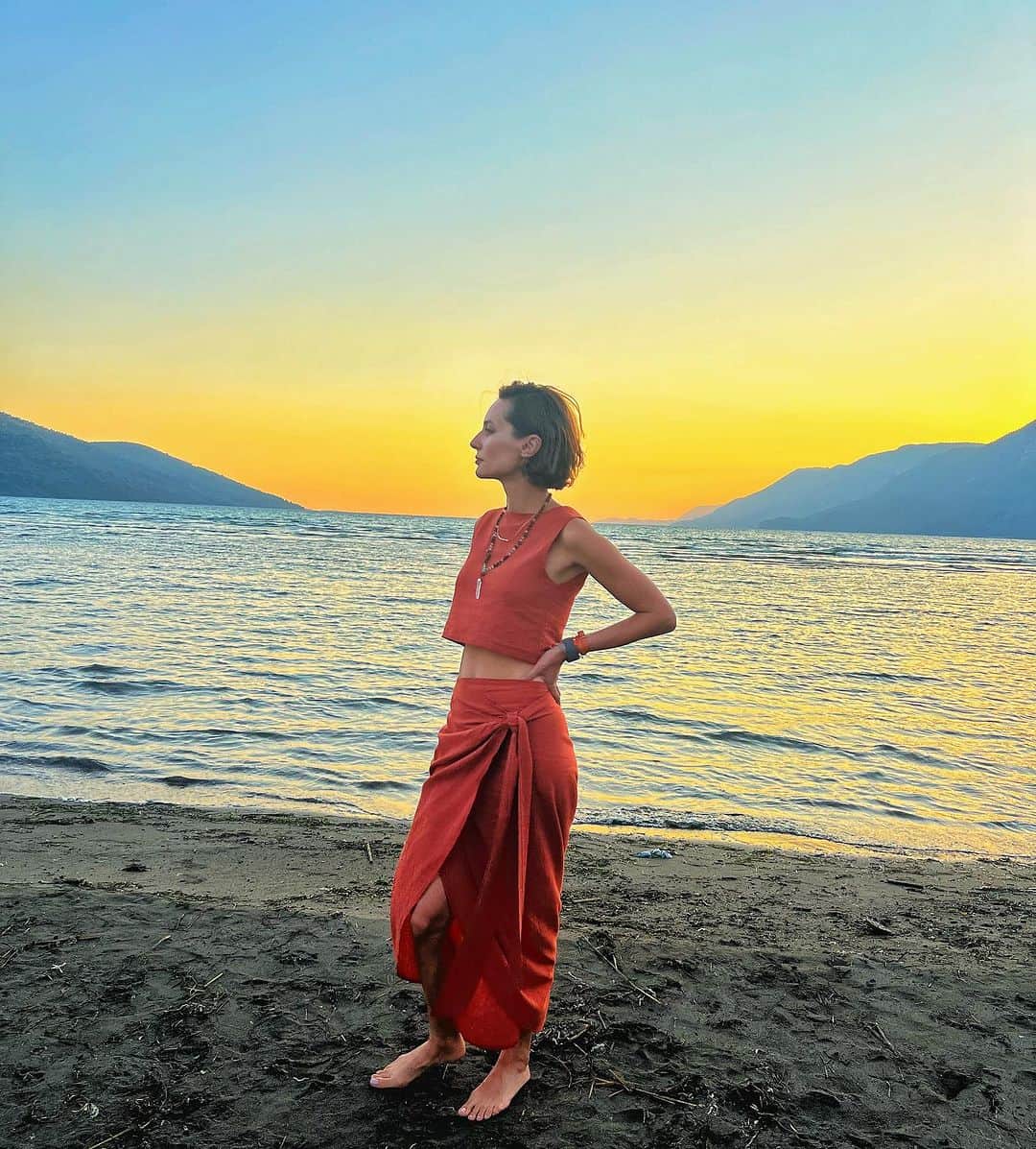 Sedef Avciのインスタグラム：「Her şeyi zamana bıraktık, Zamanımız var mı bilmeden.  ÖZDEMİR ASAF」