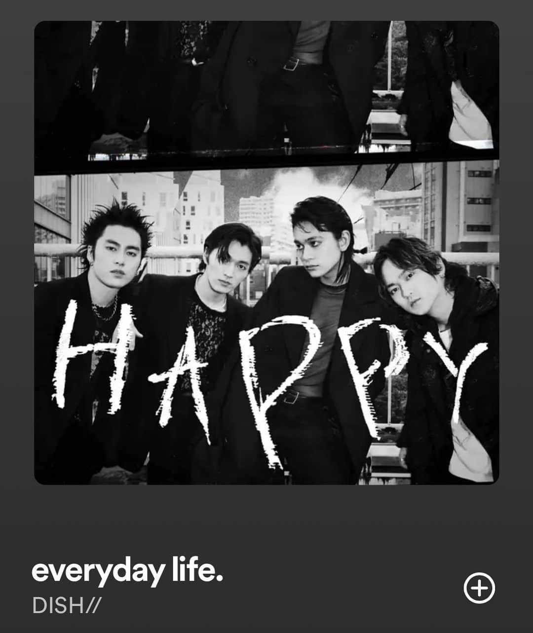 ハマ・オカモトのインスタグラム：「🤝  本日配信になったDISH//の新作EP「HAPPY」 に収録されている「everyday life.」という楽曲のベースを弾いています。  振り返ればみんなと初めて会ったのはもう何年前になるんだろうか。 「僕たちがやりました」の曲提供をした時だと思うんだけど、 レコーディング当日、みんな地方公演帰りだったかなんかで、ボロッボロの疲れ切った顔でやってきて "本当にこれ録れんのか？"って感じだったけど、見事に覚えてきてあっという間に録れたのをまだ覚えています。  そんなみんなに感心しちゃって、 ミックス良くしたくて卓に張り付いて色々やってたのを、何年後かにメンバー全員に "あれめちゃくちゃ怖かったです"と言われて謝りました。 この曲の録りの時もいわれたな、そういえば（笑）  そんなこんなでステージで共演したりはあったけど、作品作りに呼んでもらったのは初めてで、とても嬉しかったです。 柊生が作った曲っていうのも、なんだかいいなと思った。  ベースを2本弾き比べて、 ドラムとの兼ね合いを大智と話し合ったこと、作曲者の柊生が"自分で作っといてピアノ難しい〜"と悶えていたこと、昌暉がいつもみたく飄々とプレイしていたこと。 一緒に演奏できて、その景色含めて良い思い出になりました。  匠海はその日会えなかったけど、 あとから連絡をくれました。  その連絡通り、いいEPになりましたね。 参加できてよかったな。  次は一緒にステージで演奏しましょう。 きっと楽しいと思う。」