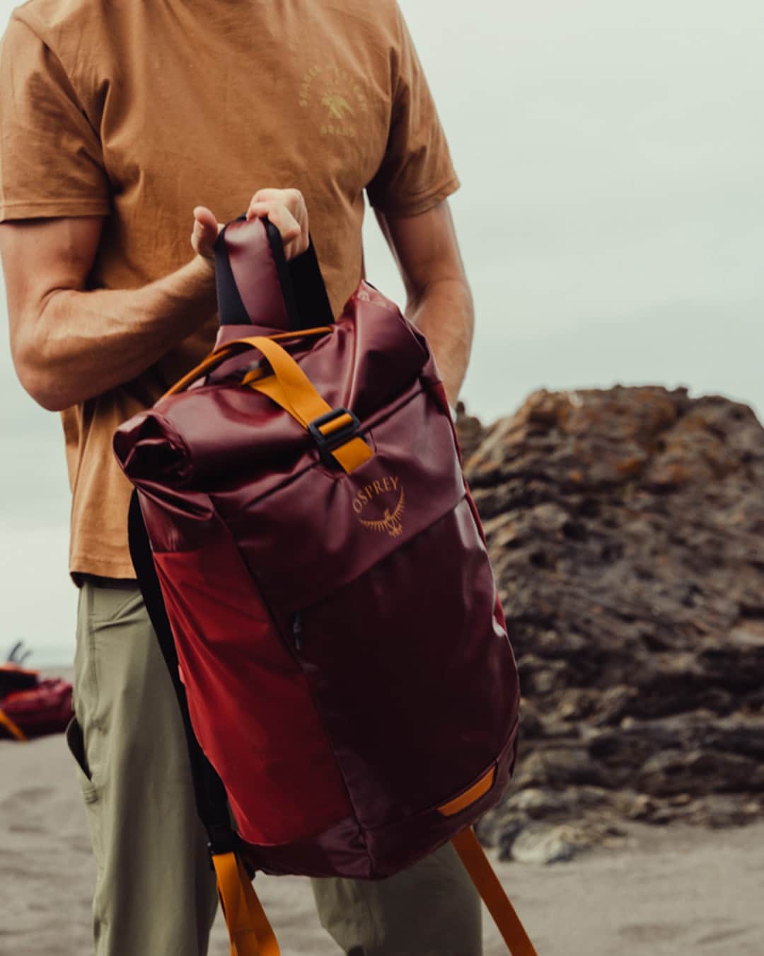 オスプレーのインスタグラム：「Osprey Transporter™ Packs – weatherproof packs in sleek new colorways .  Built to hold its own against anything your commute may throw your way, the Transporter’s TPU-coated construction keeps your pack looking fresh and your goods safe and dry.   #OspreyPacks」