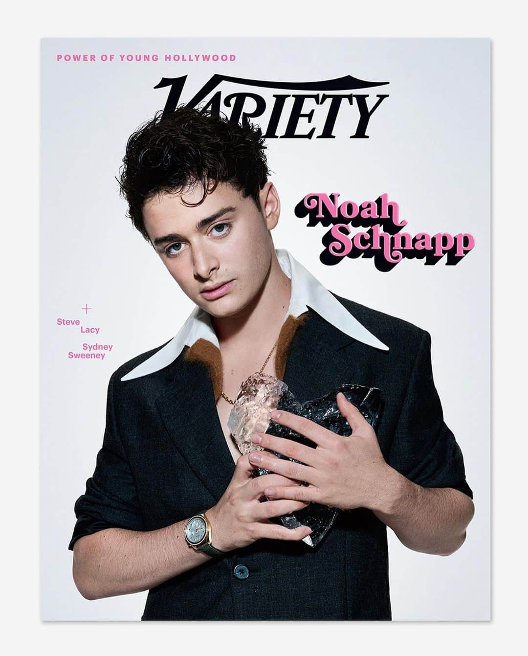 ノア・シュナップのインスタグラム：「Thank you @variety for this cover shoot💙」