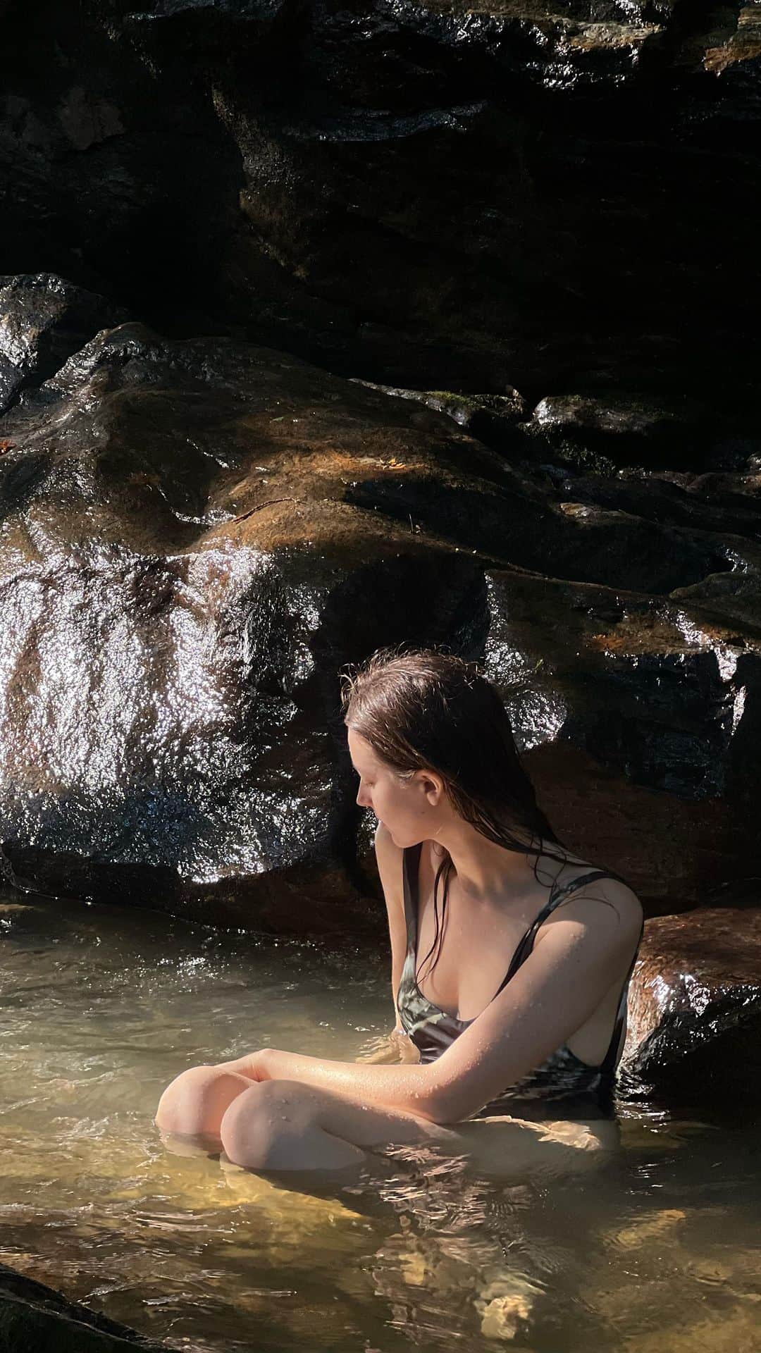 アンジェリーナ・ダニロヴァのインスタグラム：「Healing water. 💦  자연의 힘」