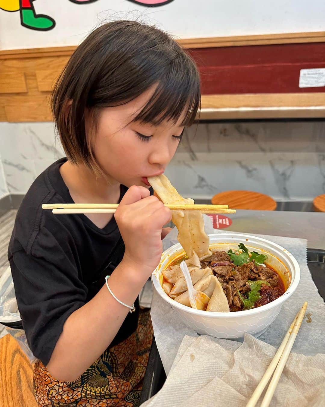 栗原友さんのインスタグラム写真 - (栗原友Instagram)「#xianfamousfoods のhand-ripped cumin lamb noodle in soup、 世界の麺料理で私の中のベスト10に入るお気に入り。 マンハッタンに何件もあるし、スペシャルなお店じゃないんだけど、本当に美味しい、大好き!娘も悶絶して食べてる。これを親子2人で食べたかったんだ〜❤️ #クリトモのnyグルメ #クリトモのリアルに好きなもの  もし行くなら絶対このメニュー試して欲しい。 ちなみに汁なしはレギュラー辛さでもかなり辛いよ。 ここのオーナーに取材する仕事とか来ないかなあ〜」8月9日 1時26分 - kuri__tomo