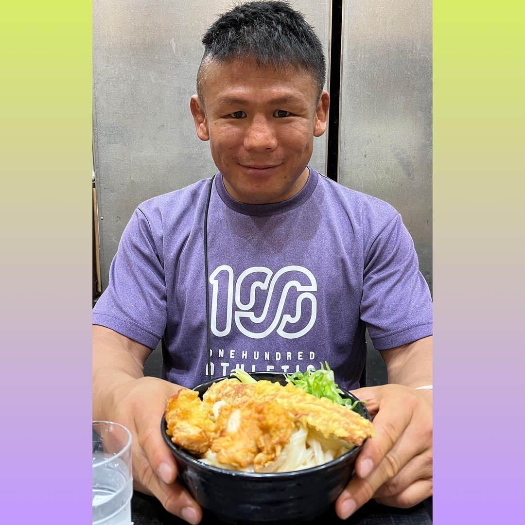 北岡悟のインスタグラム：「8/7(月)、京都で最後に食べたのは『つくもうどん』の"とりちく天ぶっかけうどん"。 大変美味しゅうございました🙏🏽 #つくもうどん #とりちく天ぶっかけうどん」