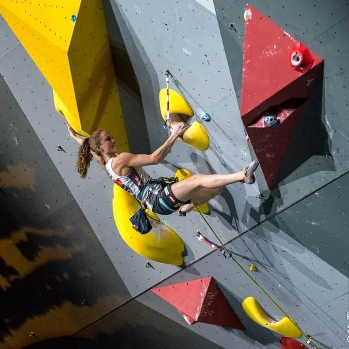 ハンナ・シューベルトのインスタグラム：「Watching the World Championships in Bern brought back some memories from climbing in the WCH final in my hometown in Innsbruck in 2018 - which was just incredible!😊 Yes sometimes I miss that feeling of competing, fighting and leaving everything on the wall but I also know how much hard work, dedication and discipline it takes to compete at this stage and how much stress, pressure and frustration can come with it so just a huge respect to all athletes who competed in Bern last weekend 👏  The comp was amazing to watch! Congrats to all the winners and especially to my brother @jakob.schubert who just keeps impressing and inspiring me day by day😊 So happy I could be there and watch him climb to his 4th lead world championship title 🤩🔥💪  📷: WCH Innsbruck 2018 @michael_timmermans_photography」