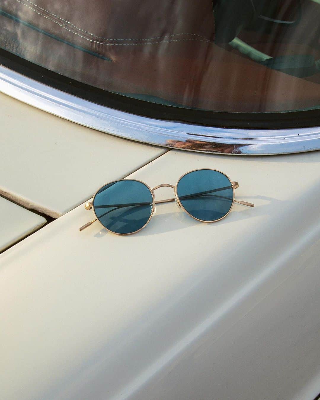 オリバーピープルズのインスタグラム：「A colorway fitting for a coastal getaway. Altair in Brushed Gold + Teal Polar. ⁠」