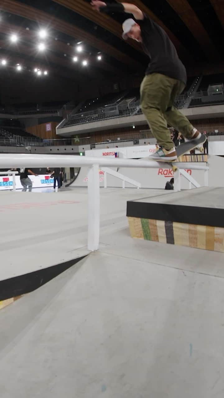 レッドブルのインスタグラム：「Enjoy full access to that international skate life as @jamie_foy goes behind the scenes of Uprising Tokyo 2023! Link in bio to watch.   「勝ちに来たわけじゃない。みんなそんなこと気にせずスケートを楽しんでる。」  日本発のスケボー国際大会 @uprisingtokyo に出場する @jamie_foy に密着🛹🔥  映像本編は @redbulljapan プロフィール🔗から✔️  #UprisingTokyo」