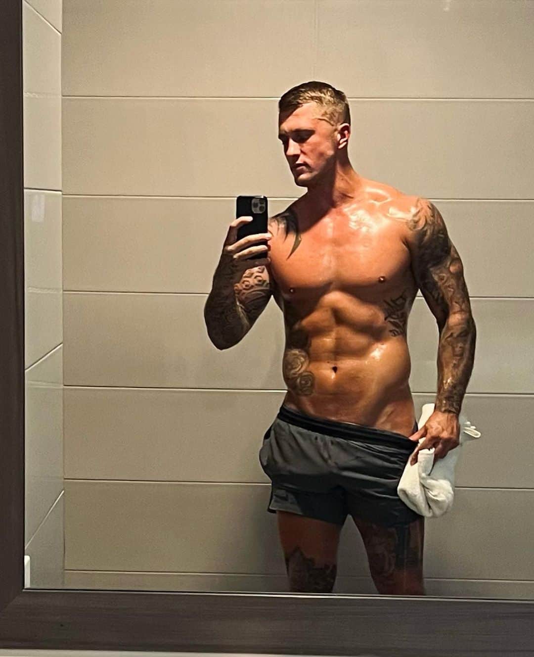 のインスタグラム：「Fitness is not about being better than someone else, it’s about being better than you used to be. 🙌🏼 . . . Great session this morning, couple of injuries atm but pushing through & loving weight training again, super sets, lighter weight, lots of reps! Stay consistent 🙌🏼 #fitness #training #mentalwellness」