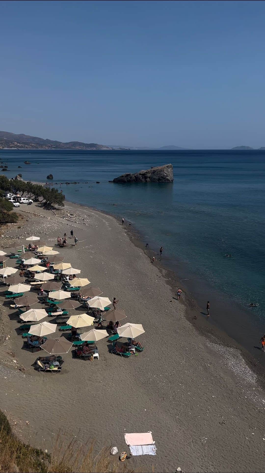 ヴィクトリア・ヴァルガのインスタグラム：「We took a family trip to Greece last month and had the best time.😇I decided to stay away from my phone and only used it to capture family photos. It felt amazing to be 100% present in the moment, to connect with nature, have long walks, talks, play games and taste local dishes without any distraction. Here is a little video of us exploring Preveli Beach in Crete🏝️」