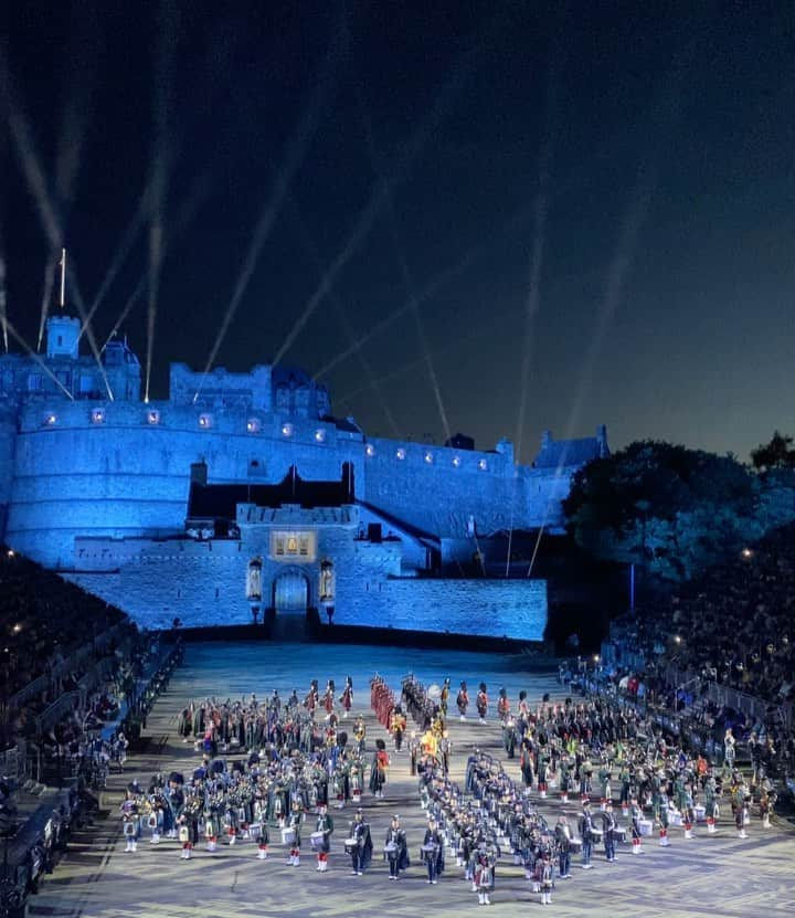 レイチェルロイのインスタグラム：「Scotland’s Military Tattoo🏴󠁧󠁢󠁳󠁣󠁴󠁿 If you ever have the opportunity to attend I highly recommend it. Tallulah & I were astonished at the brilliant precision design dedication & supreme talent of these military bands. The history performed at the Edinburgh Castle was spellbinding. Also a treat to be seated next to HRH Prince Edward @edinburghtattoo @theroyalfamily   Scotland you don’t disappoint- a land that loves lore legend myth strength hard work, honesty & a National Animal that is a Unicorn,  I’m in love w you🤍🏴󠁧󠁢󠁳󠁣󠁴󠁿   #EdinTattoo #Scotland #Travel #Military #History #Royals #PrinceEdward #Historical #Love」