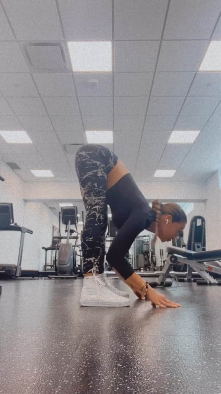 ダニー・リエルのインスタグラム：「💥3 WEEK TRANSFORMATION💥 Completed ☑️ I’ve been filming this and will share the journey with you babies on my #Youtube  soon☠️ Editing now!!  It really is amazing to see results with being disciplined and having patience. Patience means some days are not it at all and listening to your body, forgiving yourself and knowing we can start again tomorrow! Focusing these 3 weeks has helped me push myself out of a dark place, fight loneliness and gain strength to feel purposeful. I feel strong and focused AND bloody fK I did NOT feel like this 4 weeks ago 😂.  This wasn’t supposed to be a reel but I like IGs new editing options lol   Get in ur protein intake ok??? ILYSM🫰🏼」