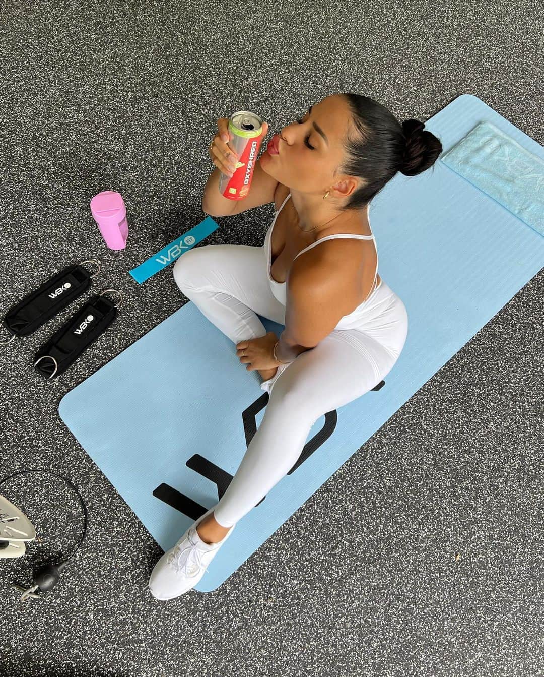 Katya Elise Henryさんのインスタグラム写真 - (Katya Elise HenryInstagram)「Did you know I’m giving away $1000 worth of @wbkfit clothes to a lucky winner? 😍🤑 All you have to do is click the link in my bio and sign up for the waitlist for my next new challenge and you’re entered!」8月9日 2時08分 - katyaelisehenry