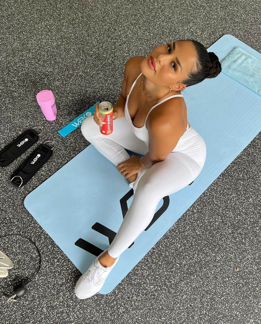 Katya Elise Henryのインスタグラム：「Did you know I’m giving away $1000 worth of @wbkfit clothes to a lucky winner? 😍🤑 All you have to do is click the link in my bio and sign up for the waitlist for my next new challenge and you’re entered!」