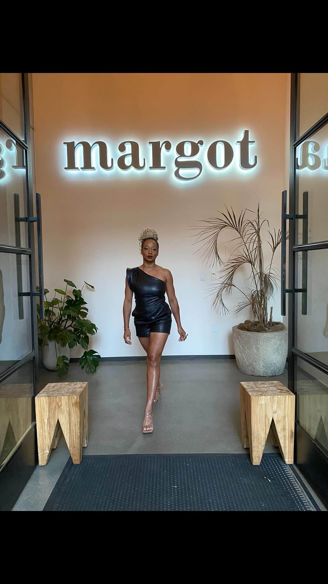 モニーク・コールマンのインスタグラム：「✨ Every now & then, it’s important to treat yourself ✨   I had the BEST time celebrating life with one of my Leo #besties @ijonathanmoore at @margotlosangeles ✨ If you haven’t been, it’s a whole vibe 🙌🏾」