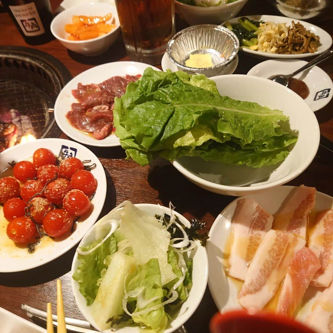 郷司利也子さんのインスタグラム写真 - (郷司利也子Instagram)「先週の週末は焼肉食べ放題。 女子だけの会。  さすがボクサー。 たくさん食べました。  もうテーブルに置けませんよと店員さんに助言をもらいました。 まだ食べれるけど、時間も間に合いませんでした…笑  その後は定番のジョナサンでデザート。 デザートのアイスとパイナップルの後のデザートです😆  2次会がお酒じゃないだけ、まだ健康的ですかねー💓  時間はあっという間に過ぎて、エンドレスで話してしまうのを我慢して帰宅しました。  腕っぷしも精神的にも強くて真面目で優しい仲間に恵まれまして、ボクシングをはじめて良かったことの１つです。  そして、こんなに食べてくれる仲間はいません笑  来月も開催予定です。 どれだけ食べたか報告します💓  #ボクシング#ゆるっとダイエット#ボクシングエクササイズ#クリスタルジム#エクササイズ#トレーニング#ダイエット#アラフォーダイエット#格闘技エクササイズ#格闘技女子#格闘家#アラフォー#ダイエット日記#プロボクサー#ボクサー#筋トレ#腹筋#ボクシングエクササイズ#フィットネス#フィットネス女子#アラフォーダイエット #アラフォーダイエット日記#運動嫌い#運動苦手#体動かすのは嫌い#焼肉#食べ放題好き#肉好き」8月9日 2時09分 - goshiriyako