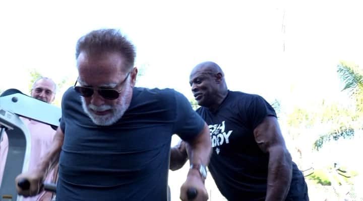 アーノルド・シュワルツェネッガーのインスタグラム：「My full workout with @ronniecoleman8 is live on my YouTube channel. Watch it NOW!💪」