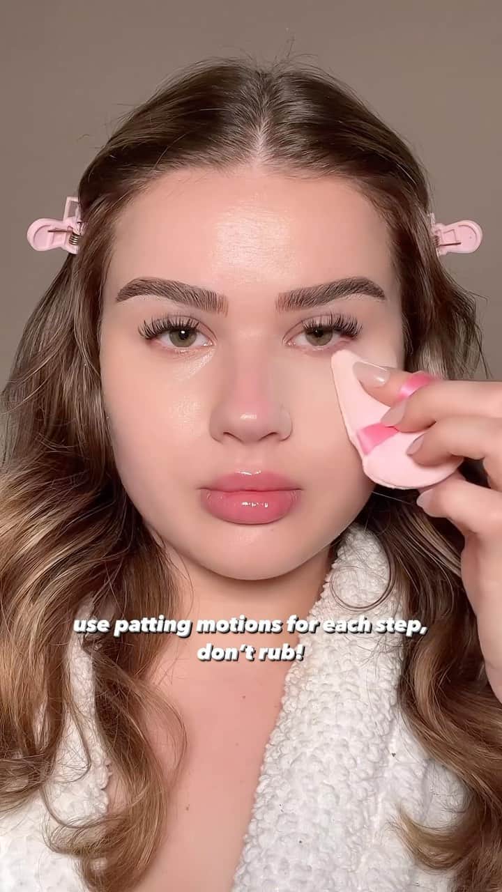 Huda Kattanのインスタグラム：「Looking to level up your undereye routine? Take notes from @klaudiasyd:  🌸 Begin with #FauxFilterColorCorrector to even out skin tone 🎨 Apply #FauxFilterConcealer for a brightening effect (go 1-2 shades lighter)  🖌️ Blend well with a brush for great coverage  ⚪ Set using a powder puff & our #EasyBakeLooseSettingPowder to prevent creases  🍥 Brush off any excess product  🛍️ She uses #FauxFilterColorCorrector in ‘Pink Pomelo’ & #EasyBakeLooseSettingPowder in ‘Cupcake’」
