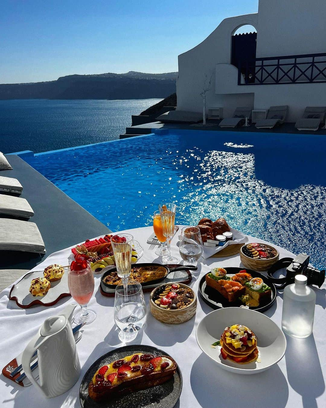 Natalie Leeさんのインスタグラム写真 - (Natalie LeeInstagram)「My trip to Europe has inspired me so much that I plan to stay here until the end of summer. I would be so happy if you could share the accounts of interesting hotels in Europe down in the comments   Delicious breakfast at @astarte_suites 🇬🇷 @007natalee  📸 @mavrin」8月9日 2時12分 - natalee.007