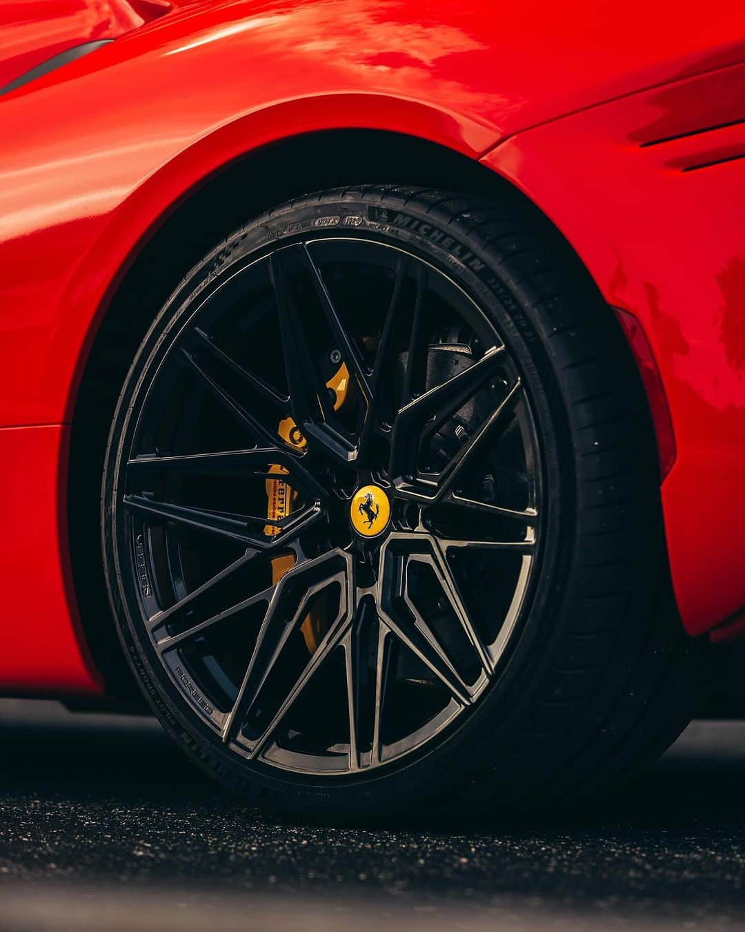 CARLiFESTYLEさんのインスタグラム写真 - (CARLiFESTYLEInstagram)「SF90 sitting on a set of @vossen EVO 5R’s What y’all think? 🔥   #ferrari #tr3performance #supercar #carlifestyle #evo5r #vossen #vossenwheels #sf90」8月9日 2時23分 - carlifestyle