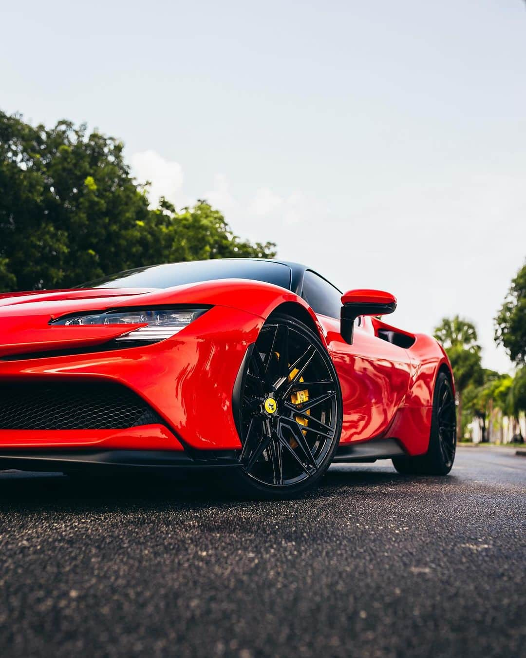 CARLiFESTYLEさんのインスタグラム写真 - (CARLiFESTYLEInstagram)「SF90 sitting on a set of @vossen EVO 5R’s What y’all think? 🔥   #ferrari #tr3performance #supercar #carlifestyle #evo5r #vossen #vossenwheels #sf90」8月9日 2時23分 - carlifestyle