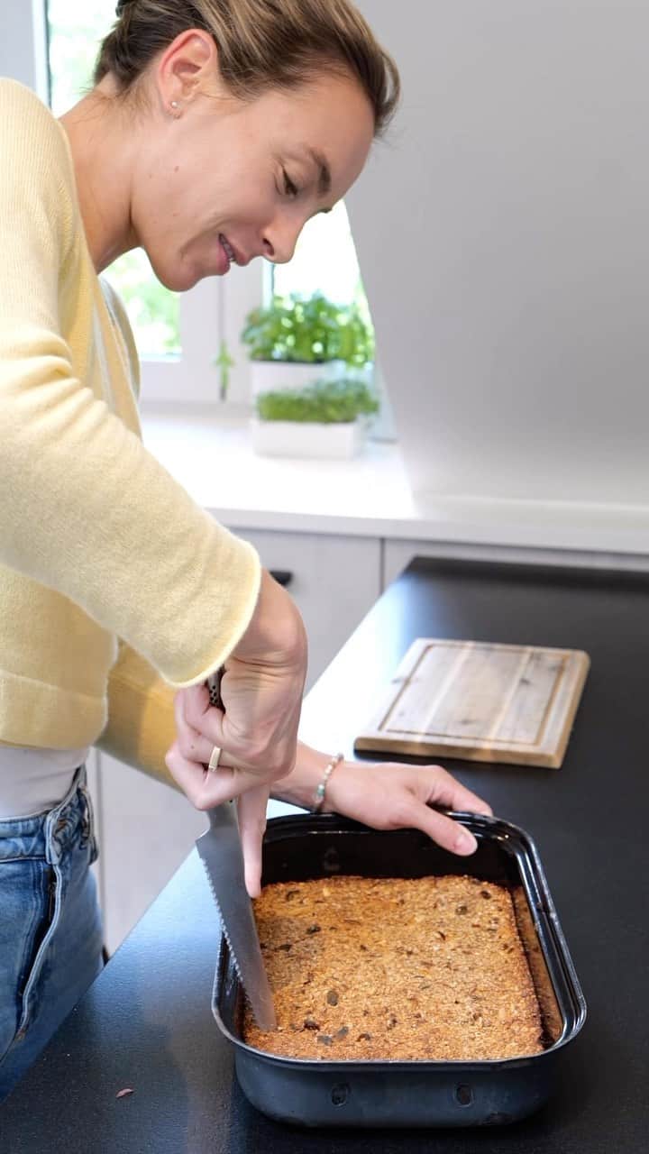 アレクサンドラ・ブルクハルトのインスタグラム：「Gesunder Snack für Zwischendurch? Homemade Müsliriegel! 🤩👩🏼‍🍳 Rezept zum Nachbacken: 220g Haferflocken, 50g gepuffter Amaranth, 100g Mandeln, 100g Datteln, 25g Kokosflakes, 40g Buchweizenmehl oder pflanzliches Proteinpulver von @antersdorfer (kommt noch dieses Jahr in den Handel 🤩), 2 EL Chiasamen in 6 EL Wasser eingeweicht, 2 EL Kokosöl, 3 reife Bananen, 1 EL Ahornsirup, 1 TL Zimt, eine Prise getrocknete Vanille und eine Prise Salz vermengen und in eine Form geben, 25 Minuten bei 175 grad backen 👩🏼‍🍳 et voilà! #wissenwasgutist #antersdorfer #biomühle #bio #healthysnack #pioniere #müsliriegel #homemade」