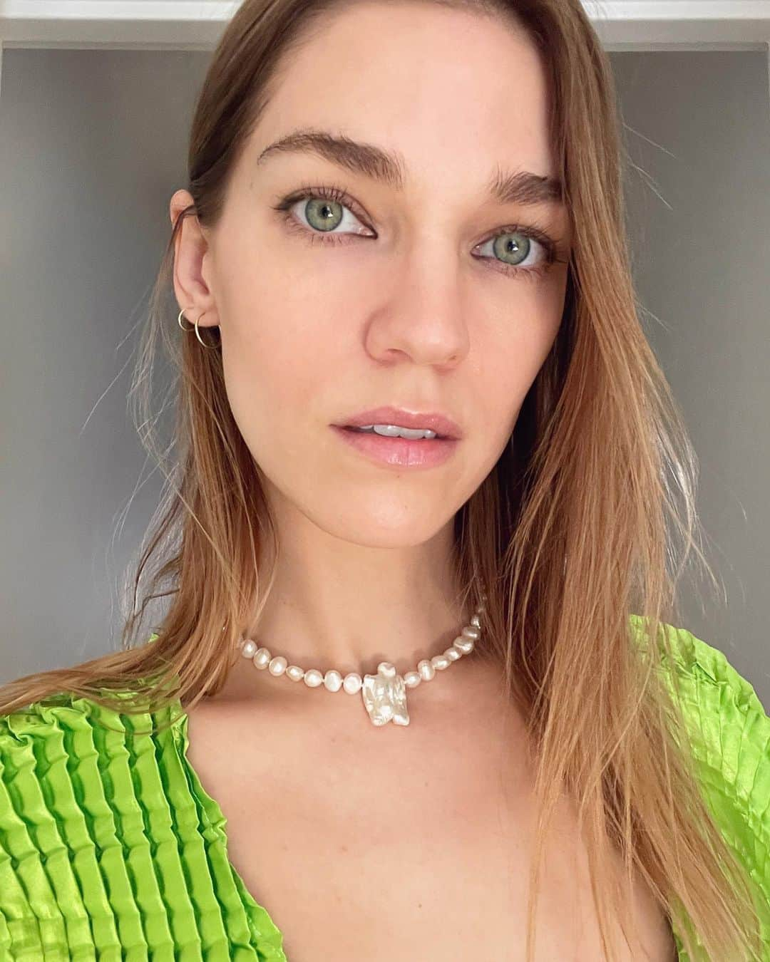 サマンサ・グラドヴィルさんのインスタグラム写真 - (サマンサ・グラドヴィルInstagram)「Totally feeling this mermaid fantasy 🧜🏼‍♀️ Did you know that, like gemstones, pearls also hold an abundance of metaphysical healing properties? Many cultures believe that pearls are filled with the wisdom of the universe and can bring enlightenment to its wearer. Pearls are also connected to the energy of the moon (the archetype of the divine feminine) and can increase fertility, balance hormones while regulating our cycle, create ease during childbirth, and help to bring out our ‘inner goddess’ 💚✨ #samvarajewelry #pearlsnecklace #pearlsofwisdom #keshipearl」8月9日 2時33分 - samgradoville