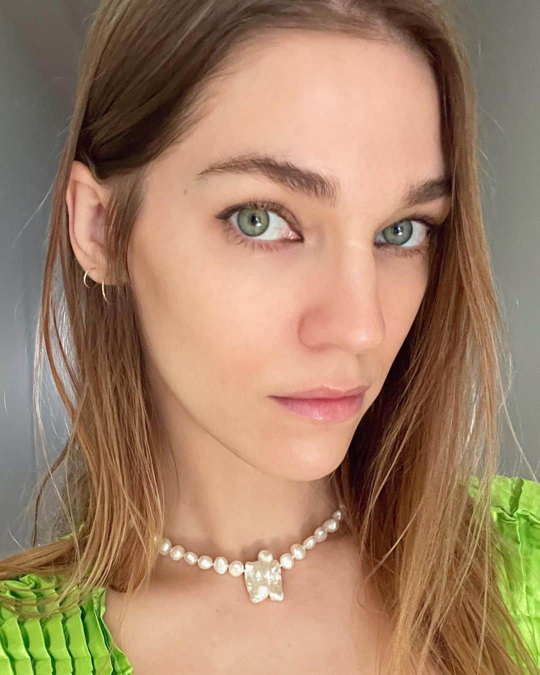 サマンサ・グラドヴィルさんのインスタグラム写真 - (サマンサ・グラドヴィルInstagram)「Totally feeling this mermaid fantasy 🧜🏼‍♀️ Did you know that, like gemstones, pearls also hold an abundance of metaphysical healing properties? Many cultures believe that pearls are filled with the wisdom of the universe and can bring enlightenment to its wearer. Pearls are also connected to the energy of the moon (the archetype of the divine feminine) and can increase fertility, balance hormones while regulating our cycle, create ease during childbirth, and help to bring out our ‘inner goddess’ 💚✨ #samvarajewelry #pearlsnecklace #pearlsofwisdom #keshipearl」8月9日 2時33分 - samgradoville