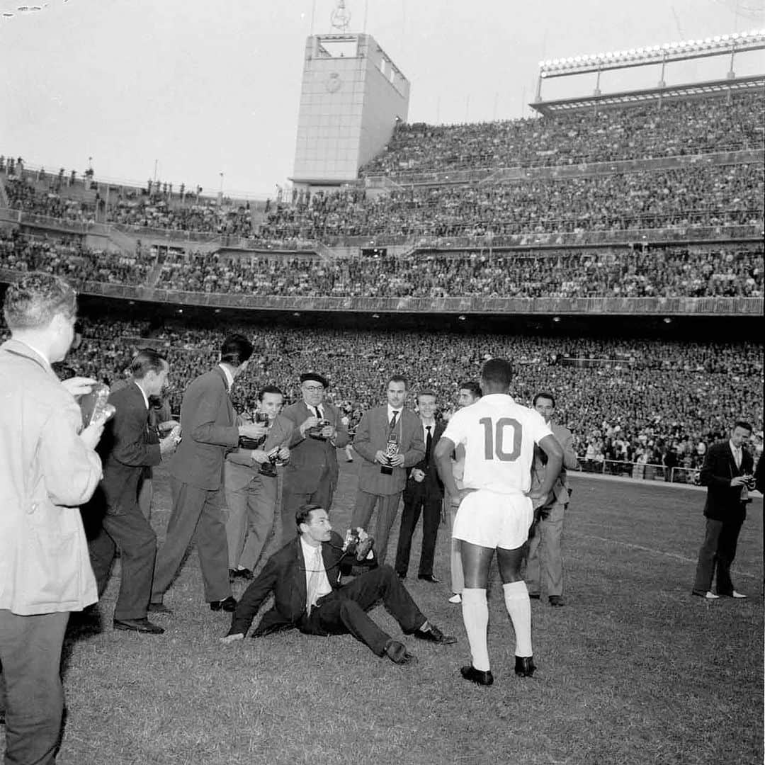ペレのインスタグラム：「O pessoal da Pelé Foundation vasculhou algumas fotos antigas e encontrou essa rara imagem do Rei depois de um amistoso contra o @realmadrid. Pelé sempre teve muita admiração pelo clube madrilenho, e inclusive recebeu muitas propostas para jogar com eles. Em entrevista, ele disse: “As pessoas que conhecem a história do futebol sabem que o Santos viajou muitas vezes para a Europa e não apenas isso. Sabem que venceu muitas vezes as grandes equipes da época. Não acredito que precisava jogar na Europa para provar alguma coisa. O futebol é muito diferente hoje. De qualquer forma, tive ofertas da Europa e preferi ficar em casa (...) Teria sido incrível jogar no Real, com tanta história… Mas não me arrependo de ter ficado e feito minha carreira no Santos”.  . The folks at the Pelé Foundation dug through some old photos and found this rare image of the King after a friendly against @realmadrid. Pelé always had a lot of admiration for the Madrid club, and even received many proposals to play with them. In an interview, he said: “People who know the history of football know that Santos traveled to Europe many times and not only that. They know that he beat the big teams of the time many times. I don't believe I needed to play in Europe to prove anything. Football is very different today. Anyway, I had offers from Europe and preferred to stay at home (...) It would have been amazing to play for Real, with so much history... But I don't regret staying and making my career at Santos”.」