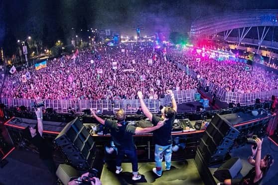 カスケイドのインスタグラム：「It’s always next level in Los Angeles!!! ❤️❤️❤️  Doing the b2b thing at @hardfest with @johnsummit was a blast!  Played some new stuff, old stuff and slapped some classics.  It doesn’t get any better than that.  LA❤️ ***************** Full photo album up now  LINK IN BIO」