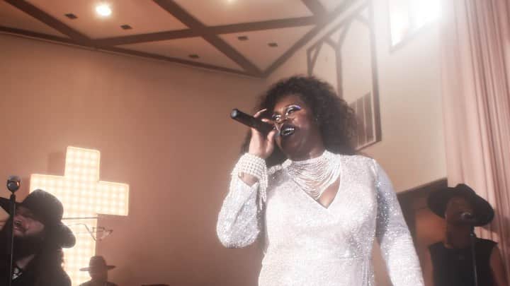 ジャスティン・トランターのインスタグラム：「Shea Diamond gives me chills like a none other. A true goddess. Thank you for sharing your talent with the world Shea. You can watch this whole performance on her YouTube. I’ll put a link in my stories.」