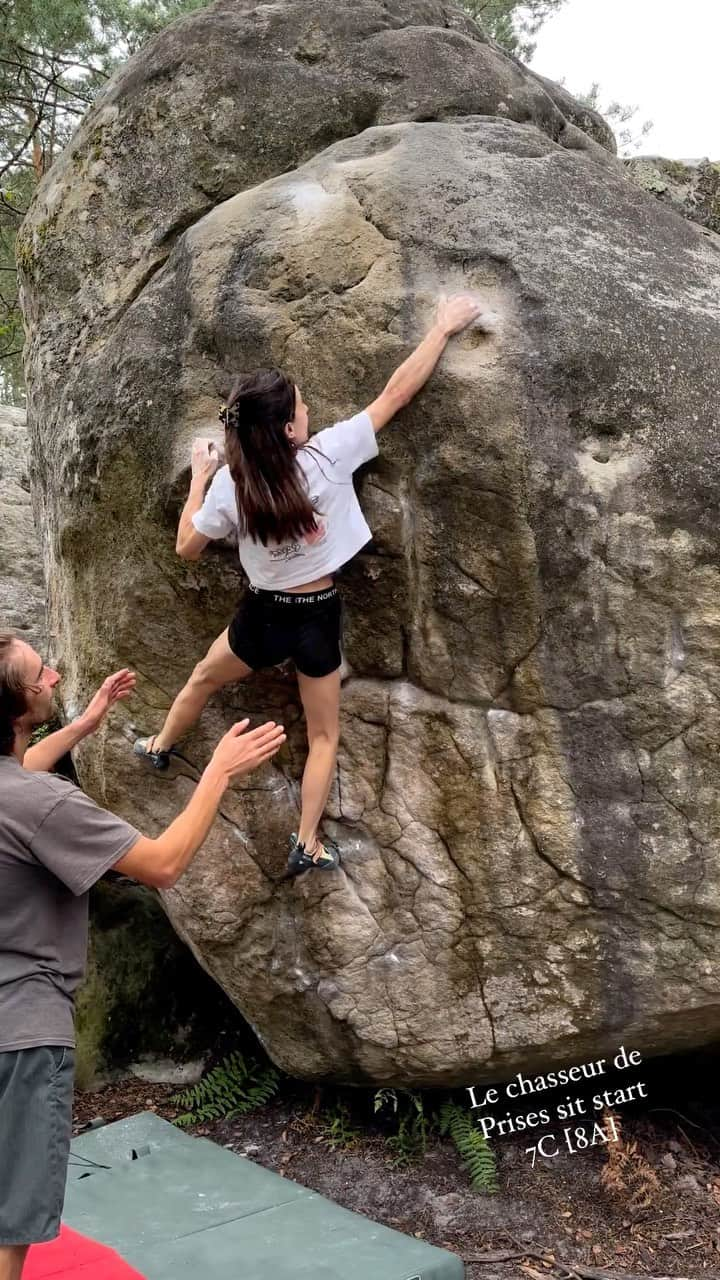 キャロライン・シノのインスタグラム：「🎥 Chasseur de prises assis I’ve done easier 8As !!  Old school, polished but what a classic 💎 in Rocher Canon. It was my consolation prize after trying la Valse (8B+) today.  I did my second best go this Sunday. It’s such a bitter sweet feeling. Sooo close but at the same time I feel like I need a break from projecting and just enjoy my summer?!  But also couldn’t stay away from it, conditions were too good.  Overall happy with my SZN, climbed ~ 15 8A/+ in #fontainebleau all styles, and tough ones too and almost all FFAs. Now time to enjoy #frankenjura and some sports climbing🥰 Thanks @lumartinez_93 for supporting my never ending thirst of climbing and my best sparring @ilianaudoin ! Such a fun summer 🪻 @crimpoilofficial #recoverfaster  @arkose.climbing #liveelevated @snap.climbing @thenorthfacefr @frictionlabs @scarpaspa @girlsinbleau」