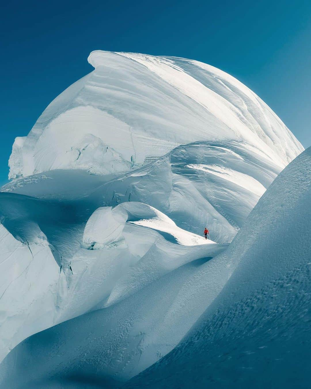 Discover Earthさんのインスタグラム写真 - (Discover EarthInstagram)「🏔️ Conquering new heights and embracing the thrill of adventure on the majestic Chopicalqui peak! 🏞️   Could you imagine a more breathtaking backdrop? 🌄  📍Peru  🇵🇪#DiscoverPeru with @josemostajo」8月9日 2時47分 - discoverearth