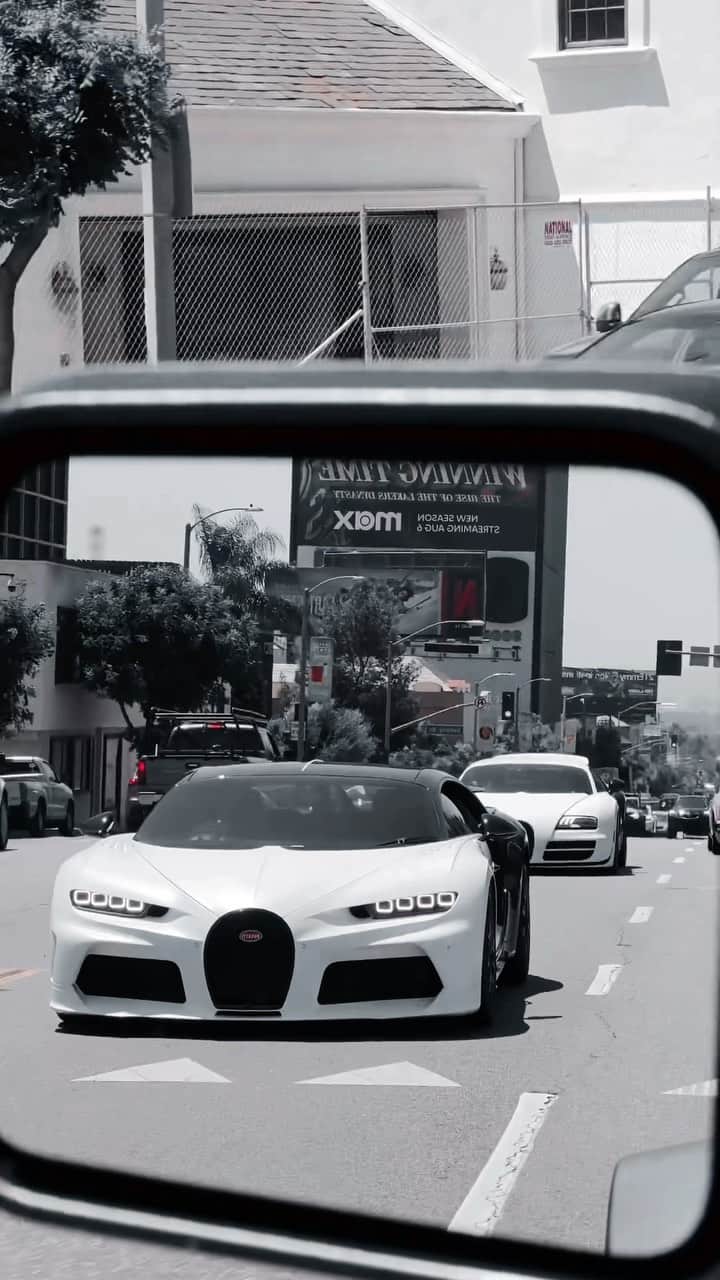 CARLiFESTYLEのインスタグラム：「Bugatti Pur Blanc’s Convoy @412motorsport  @bc #bugatti #chironsupersport #veyronsupersport」