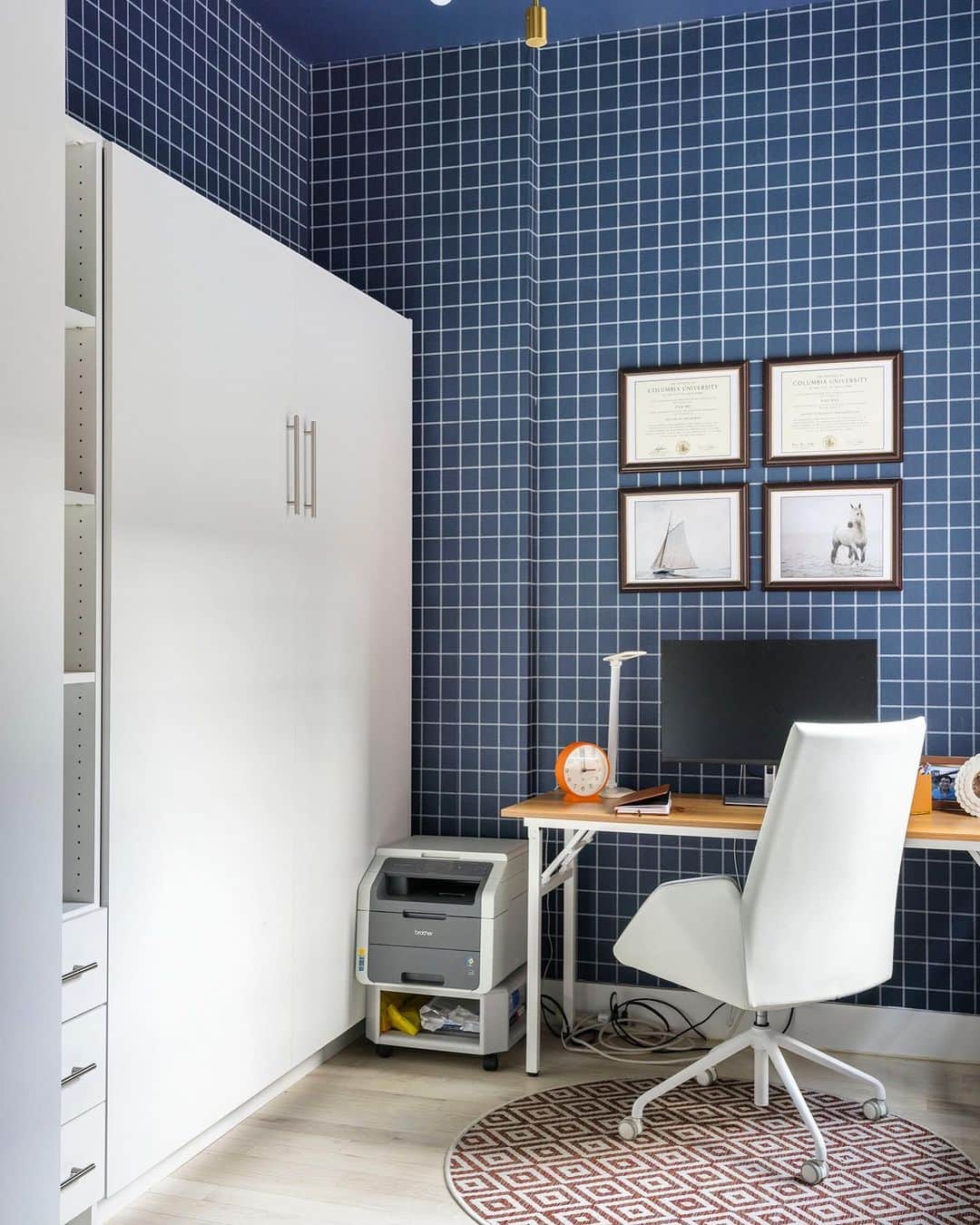 Sweeten Homeのインスタグラム：「Swipe for a surprise! See how Cher & Matt upgraded their Upper West Side 2-bed apartment with funky pops of color, plus a third, flexible office/bedroom at the link in our bio. ☝🏻☝🏽☝🏿 ⁠ Renovated with Sweeten ✨」