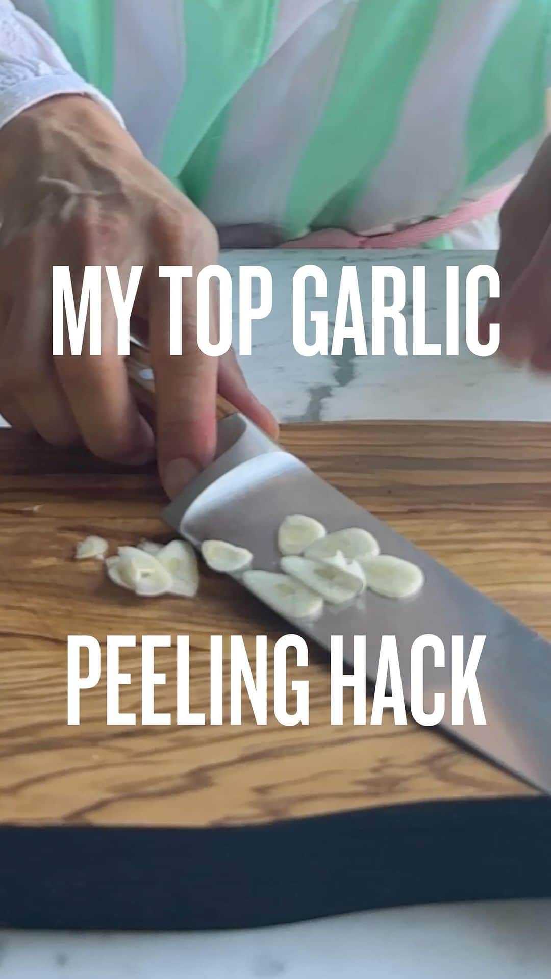 レイチェル・クーのインスタグラム：「🧄 How to peel garlic perfectly every time…   Peeling garlic can sometimes feel like a chore, especially when the skin sticks to the clove and it takes ages to peel off.  So, here’s my fool proof way to peel:   1️⃣ Place the garlic on its side on a chopping board and bash down with the flat side of a large chefs knife. Really give it some effort!  2️⃣ Now, make a small incision at the end of the cloves and hold your knife in place   3️⃣ Use your fingers to unfurl half the garlic away from the knife and it’ll be released from the skin   4️⃣ Slice the other end of the garlic and repeat the process, until the clove comes out completely skinless and ready to cook with! ✨   👉🏻 I used this garlic clove in my gorgeous radish butter tartine, you can have a look at my latest reel for an in depth look at this wonderful summer recipe 🌸   Do you have your own garlic peeling tips?  Gifts: Shirt @emilyandfin Apron @polkapants_ (gift) Lipstick @hourglasscosmetics My icon is」