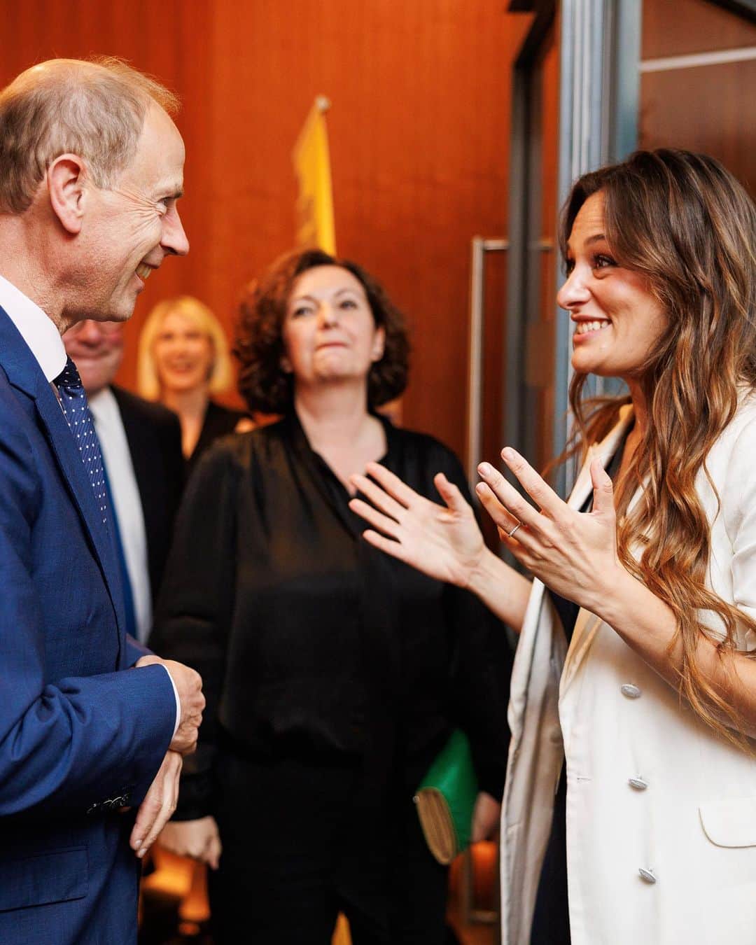 ロイヤル・ファミリーのインスタグラム：「Over the weekend, The Duke of Edinburgh, as Patron, joined musicians and artists to celebrate the opening of the annual Edinburgh International Festival. 🎶  The festival was established in the aftermath of the Second World War as a cultural event to bring together audiences and artists from around the world.   🎼🎭 Each year offers a programme featuring the finest performers and ensembles from the worlds of dance, opera, music and theatre.  The Duke met the Festival’s Director, Nicola Benedetti, who performed at St Giles’ Cathedral earlier this year for the National Service of Thanksgiving and Dedication to mark Their Majesties’ Coronation.」