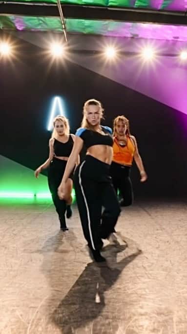 オータム・ミラーのインスタグラム：「Doesn’t anyone dance in this town no more?!  Baddies being bad! @autumnmiller @jessicarichens @alexisrowland__   🎵 @thatkahlo #DragMeOut 🧠 @brianfriedman  📍 @thespacetv  🎥 @riedmartin  #BrianFriedmanChoreography #BFreeGlobal #BrianFriedman #BrianFriedmanCreative #MasterOfDance」
