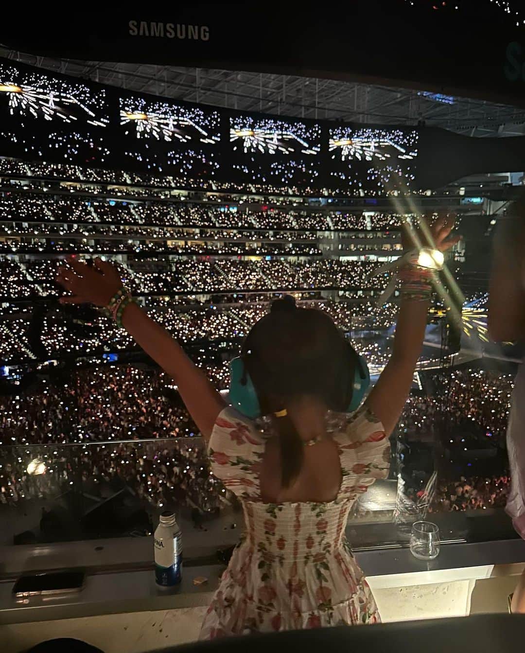 ミンディ・カリングのインスタグラム：「Thank you so much @sofi and @taylorswift for the best first concert EVER for my daughter, Kit! She swapped friendship bracelets all night and got to hear her favorite Taylor song live, Cruel Summer! It was such a magical night.」