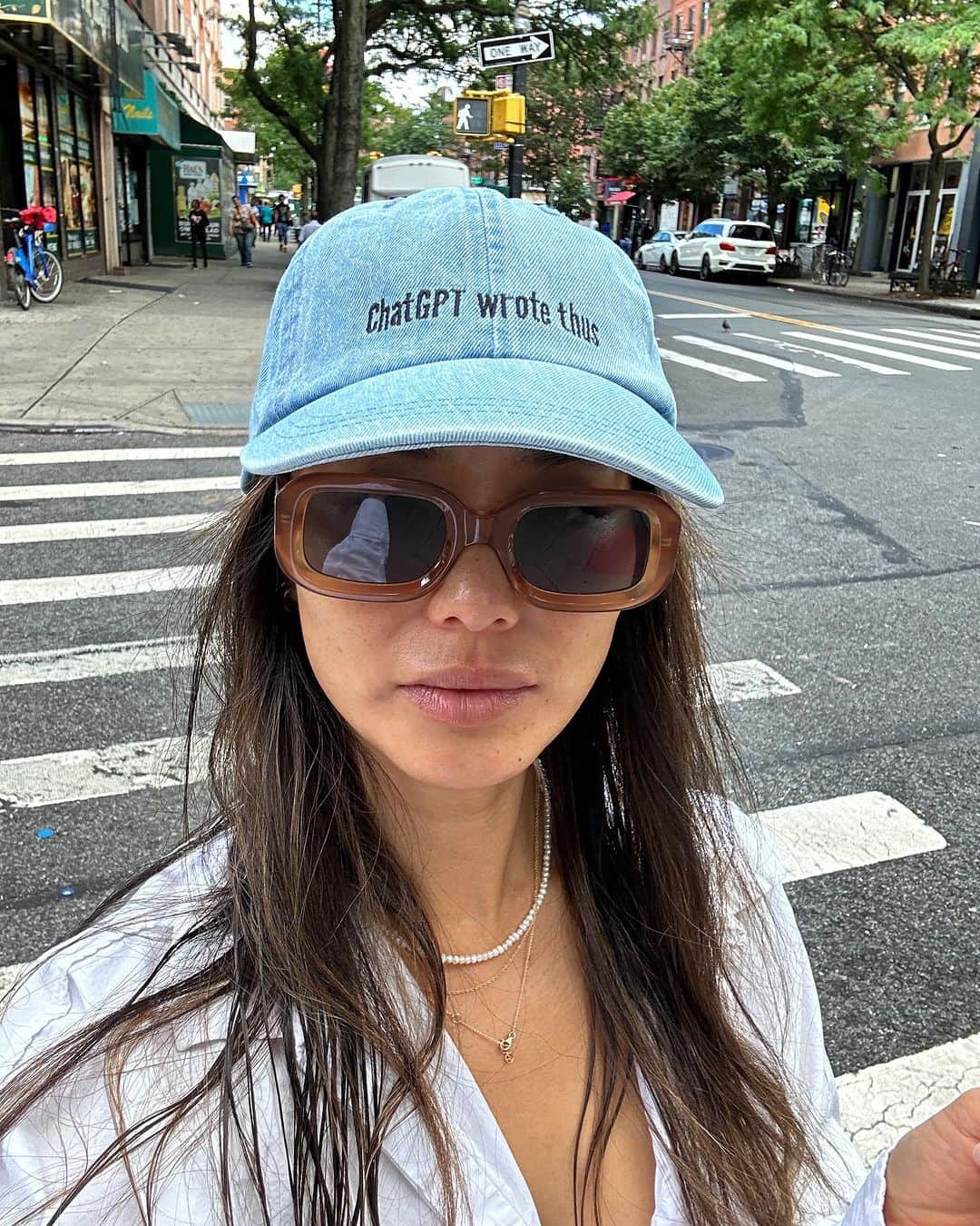 ジェイミー・チャンのインスタグラム：「“ChatGBT wrote thus.” My buddy @hitchmichael posted an image of himself wearing this awesome hat on the picket line. DM @katieclaireobrien if you want one. All proceeds go towards refreshments and food for our fellow union members showing up and making noise! @wgawest @sagaftra #unionstrong」