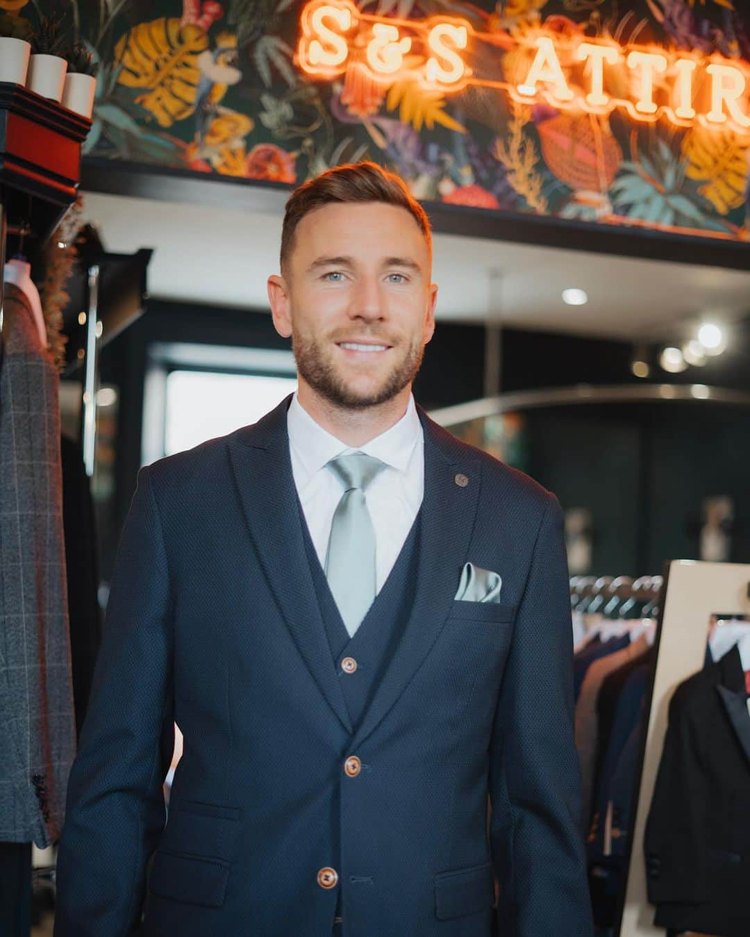 ポール・ダメットのインスタグラム：「What a day! We welcomed Newcastle United footballer @pauldummett into store. Was a pleasure to have you with us and can’t wait to see you back out at St James Park!   📸 @danjamesgilesphotography   #suit #suitstyle #nufc #football #suits #wedding #weddingstyle #weddings #shoplocal #shop #formalwear #newcastle #hexham #ne1」