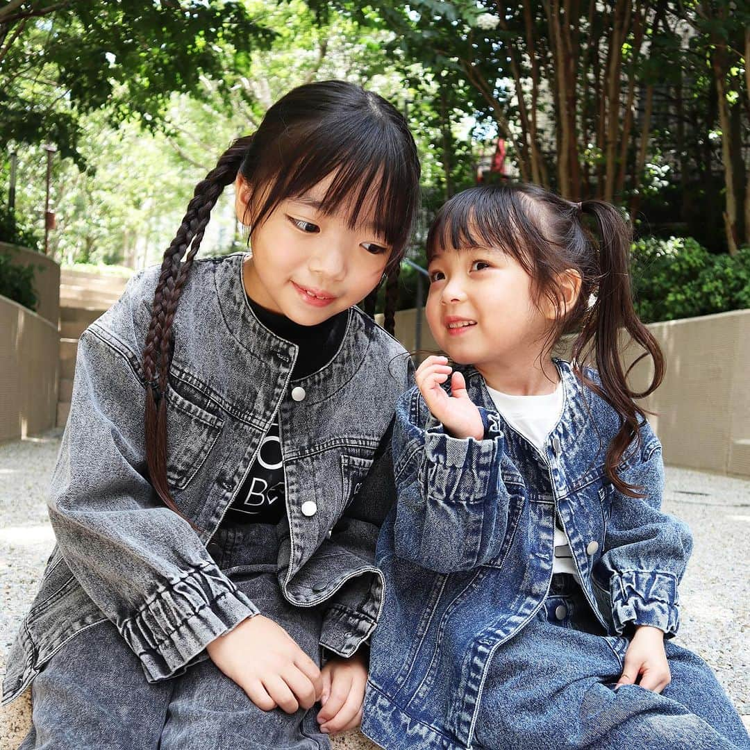 セシルマクビーさんのインスタグラム写真 - (セシルマクビーInstagram)「ㅤㅤㅤㅤㅤ CECIL McBEEからとってもキュートな子供服の秋冬アイテムが登場！   8/9（水）9：00～8/20（日）23：00バースデイオンラインストアで予約販売中！！ これからの季節に活躍する可愛いアイテムばかりだからコーディネートを参考に 姉妹でのリンクコーデも楽しんでね♪   【画像1枚目】 品名：プルオーバー 品番： 261-2005（中黒）211-0557（中白） サイズ：100・110・120・130・140cm 売価：本体1,190円（税込1,309円）   品名：ボトムス 品番： 266-0740（濃黒）216-0362（濃紺） サイズ：100・110・120・130・140cm 売価　：本体1,790円（税込1,969円）   【画像2枚目】 品名：ジャケット 品番： 265-0301（濃黒）215-0018（濃青） サイズ：100・110・120・130・140cm 売価：本体2,290円（税込2,519円)   品名：プルオーバー 品番： 261-2005（中黒）211-0557（中白） サイズ：100・110・120・130・140cm 売価：本体1,190円（税込1,309円）   品名：ボトムス 品番： 266-0740（濃黒）216-0362（濃紺） サイズ：100・110・120・130・140cm 売価：本体1,790円（税込1,969円）   【画像3枚目】 品名：ワンピース 品番： 222-0220（中青） サイズ：100・110・120cm 売価：本体1,790円（税込1,969円）   品名：プルオーバー 品番：262-0055（中黒） サイズ：100・110・120・130・140cm 売価：本体1,490円（税込1,639円）   品名：ボトムス 品番： 266-0758（濃紺） サイズ：100・110・120・130・140cm 売価：本体1,790円（税込1,969円）   【画像4枚目】 品名：プルオーバー 品番：212-0014（淡桃） サイズ：100・110・120cm 売価：本体1,490円（税込1,639円）   品名：ボトムス 品番：217-0496（淡桃） サイズ：100・110・120cm 売価：本体1,190円（税込1,309円）   商品詳細はバースデイオンラインストアをご確認ください。 予約受付期間中でも予定数に達し次第終了となります。 発送は、2023年9月上旬ごろを予定しております。   #毎日がバースデイ #バースデイ #birthday #grbirthday #バースデイ購入品 #バースデイパトロール #こどものいる暮らし #小学生コーデ #キッズコーデ #キッズファッション #こどもふく #インスタキッズ #キッズコーデ女の子 #小学生女子 #キッズ服 #小学生 #学校コーデ #通学コーデ #プチプラ子供服 #セシルマクビー #セシル #CECILMcBEE #y2k」8月9日 9時05分 - cecilmcbee_official