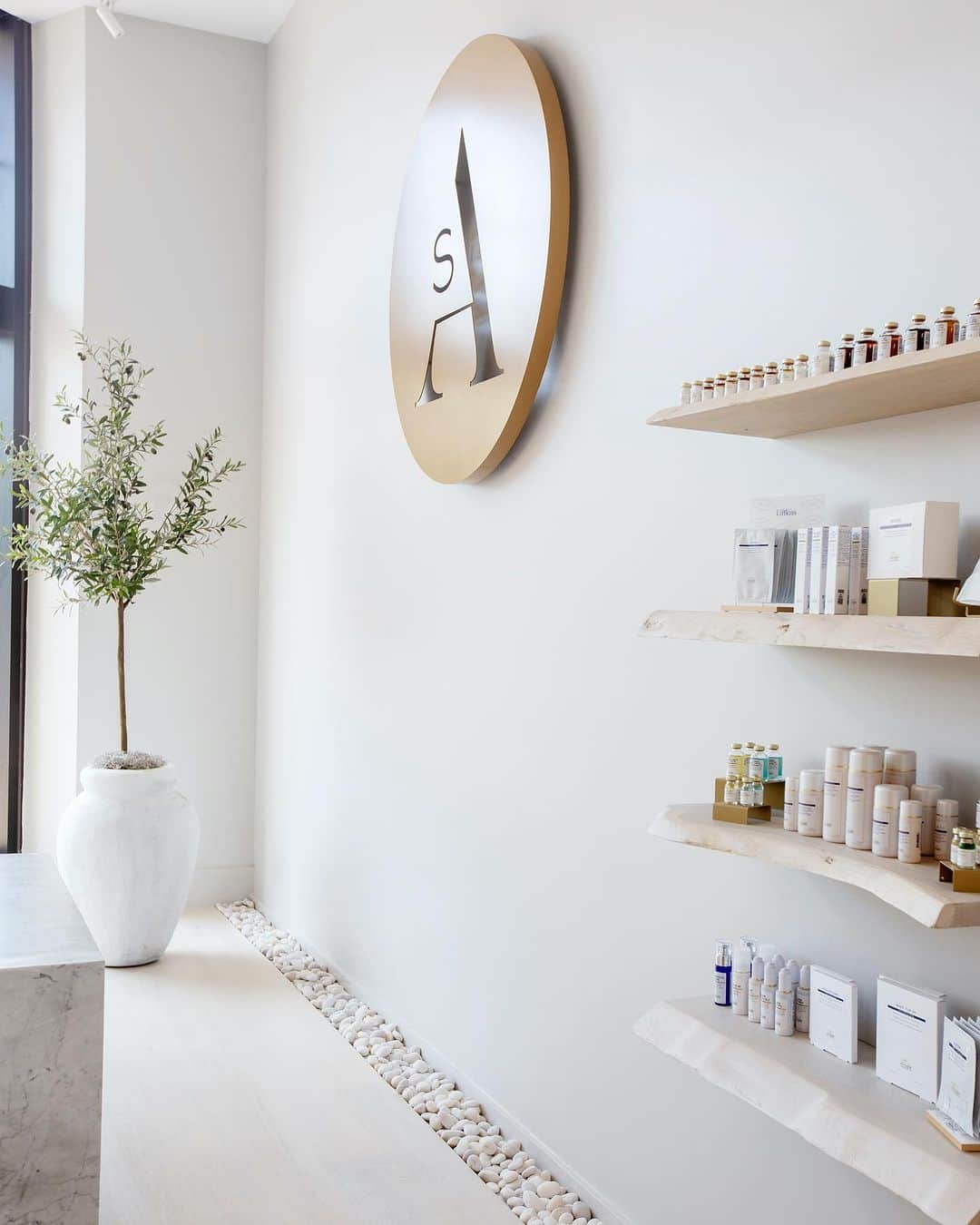 Biologique Recherche USAのインスタグラム：「Spa Partner spotlight ✨   Founded by Christine Ingram, Spa Azure has been a Biologique Recherche partner since 2010. With a location in Mount Pleasant and a stunning new space that opened in the downtown Charleston area in 2022, the European spa boutique was the first to bring our products and face & body treatments to South Carolina.   The spa’s dedication to an individualized approach utilizing the most innovative treatments available helps clients achieve the difference they want to see in their skin. @spaazure facials have become some of the most sought-after age-defying treatments in the country.   Ingram, a Charleston resident since 2003, is a hands-on owner and operator that takes great pride in developing a professional, knowledgeable, and well-trained staff that is committed to providing clients with the finest skincare treatments.   “We are honored to carry Biologique Recherche skincare, as it is truly the most effective skincare in the world. The market is saturated with unauthentic products, so working with a genuine skincare line like Biologique Recherche is a privilege for us all at Spa Azure.”   Spa Azure was the recipient of our 2022 Biologique Recherche Ambassador of the Year award, celebrating a spa that consistently showcases best in class brand expression and execution.   We are proud to partner with you, @spaazure 🤍  #BiologiqueRecherche #FollowYourSkinInstant #BuildingBetterSkin #BRspa #charlestonspa #SpaAzure」