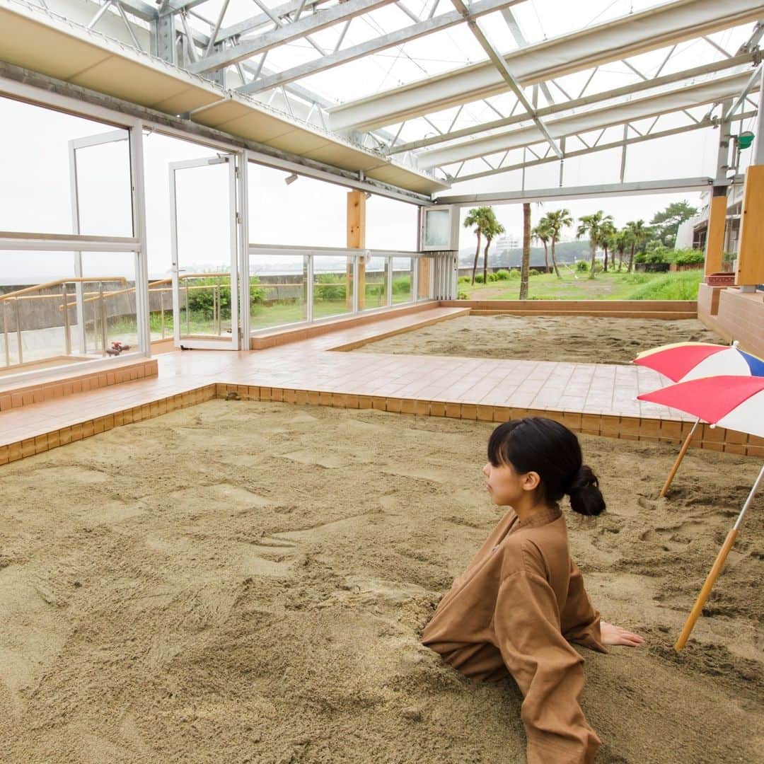 日本の国立公園さんのインスタグラム写真 - (日本の国立公園Instagram)「Take a steamy sand bath and cross a sandbar to an uninhabited island 🧖‍♀️❤️  Located in Kirishima-Kinkowan National Park, Ibusuki Eco-Campground is on the Satsuma Peninsula in Kagoshima, Kyushu. 🌅♨️  At Kyukamura Ibusuki, a hotel next to the campsite, guests can enjoy sand baths, a centuries-old Ibusuki tradition. Relax in warm sand and bask in invigorating sunshine. 💆‍♀️🏖️  Extend your retreat with camping facilities offering basic equipment, allowing you more time to cross the enchanting Chiririn Road, an ephemeral 800 m sandbar that emerges during low tides from March to October. Accessible from the campsite, the sandbar leads to Chiringashima, an uninhabited island. The island is known as “Matchmaking Island” because even after the path disappears it always connects to the mainland. Check the tide timetable before you visit to ensure you can cross. 🏝️⛺️❤️  Prepare to unwind and rejuvenate in this natural wonderland, and share your love for this oasis with a 🌴!  📍 Ibusuki Eco-Campground, Kagoshima  📸 Sandbar to Chiringashima appearing at certain low tides from March to October  📸 Chiringashima seen from the mainland 📸 Taking a sand bath at Kyukamura Ibusuki 📸 Camping at Kyukamura Ibusuki  Photo By：©自然にときめくリゾート休暇村指宿 (2nd-4th Photos)  #NationalParksJP #KirishimaKinkowanNationalPark #KyukamuraIbusuki #Kagoshima #Kyushu #SandBaths #Sandbars #MatchmakingIsland #IncredibleCamping #HotSpringResorts #WellnessRetreat #Japan #Travel #Tourism #ExploreJapan #DiscoverJapan #VisitJapan #日本 #国立公園」8月9日 10時00分 - nationalpark_japan