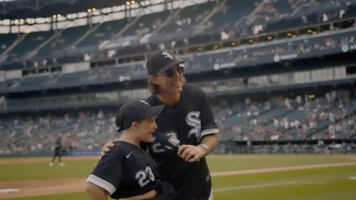 ジェイク・オーウェンのインスタグラム：「Thanks @whitesox and @kcroyals crew as well as  @mlb for having us. I grew up loving the game of baseball and still feel like a kid when I’m at the ballpark. The difference is, now I bring my kid. Gotta love the journey of your life… play ball.   @anna__schaeffer & @zac.day on the snaps and editz」