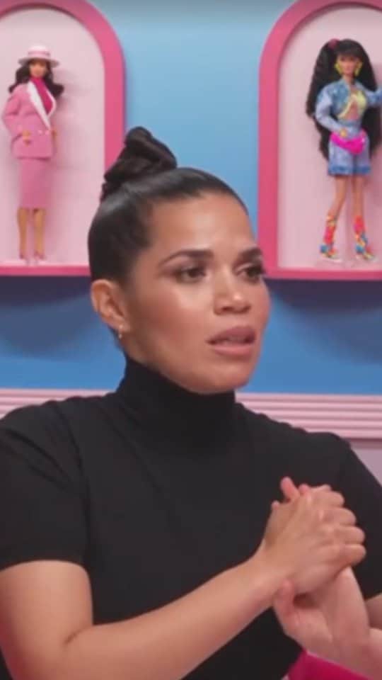 Primer Impactoのインスタグラム：「💥Exclusiva de impacto: La actriz @americaferrera nos cuenta todo sobre su discurso que se hizo viral gracias a la película 'Barbie'.  📺 HOY en Primer Impacto a las 5pm/ 4C  por @univision   #americaferrera #barbie #PrimerImpacto」